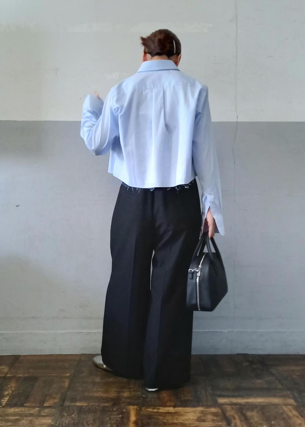 「HOMMEgirls、オムガールズ、メリージェーン、ボストン、ブルー、長袖、シャツ、ライトブルー、襟、ワイシャツ、ワイド、十分丈、オールインワン、サロペット、オーバーオール」｜「ADAM ET ROPE'の【サステナブル】ラウンドミニロゴボストンバッグ（ボストンバッグ、ブラック系）」を使った、touharaさん（レディース・158cm）の秋コーディネートの6枚目の写真