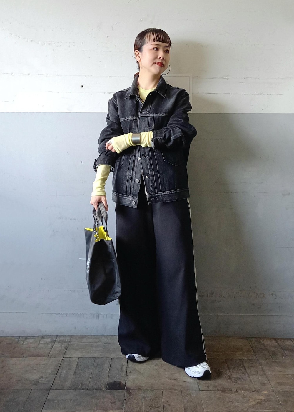 「【Levi's(R) BIOTOP】 TYPE 2 TRUCKER BLK EX、Levi's(R)、リーバイス、ビオトープ、BIOTOP、ラコステ、ノマディス、初春コーデ、春コーデ、お出かけコーデ、旅行コーデ、アウトドアコーデ、スポーツミックス、モード、ストリート」｜「LACOSTEの【LACOSTE for ADAM ET ROPE'】STORM 96 2K（スニーカー、ホワイト系）」を使った、touharaさん（レディース・158cm）の冬コーディネートの3枚目の写真