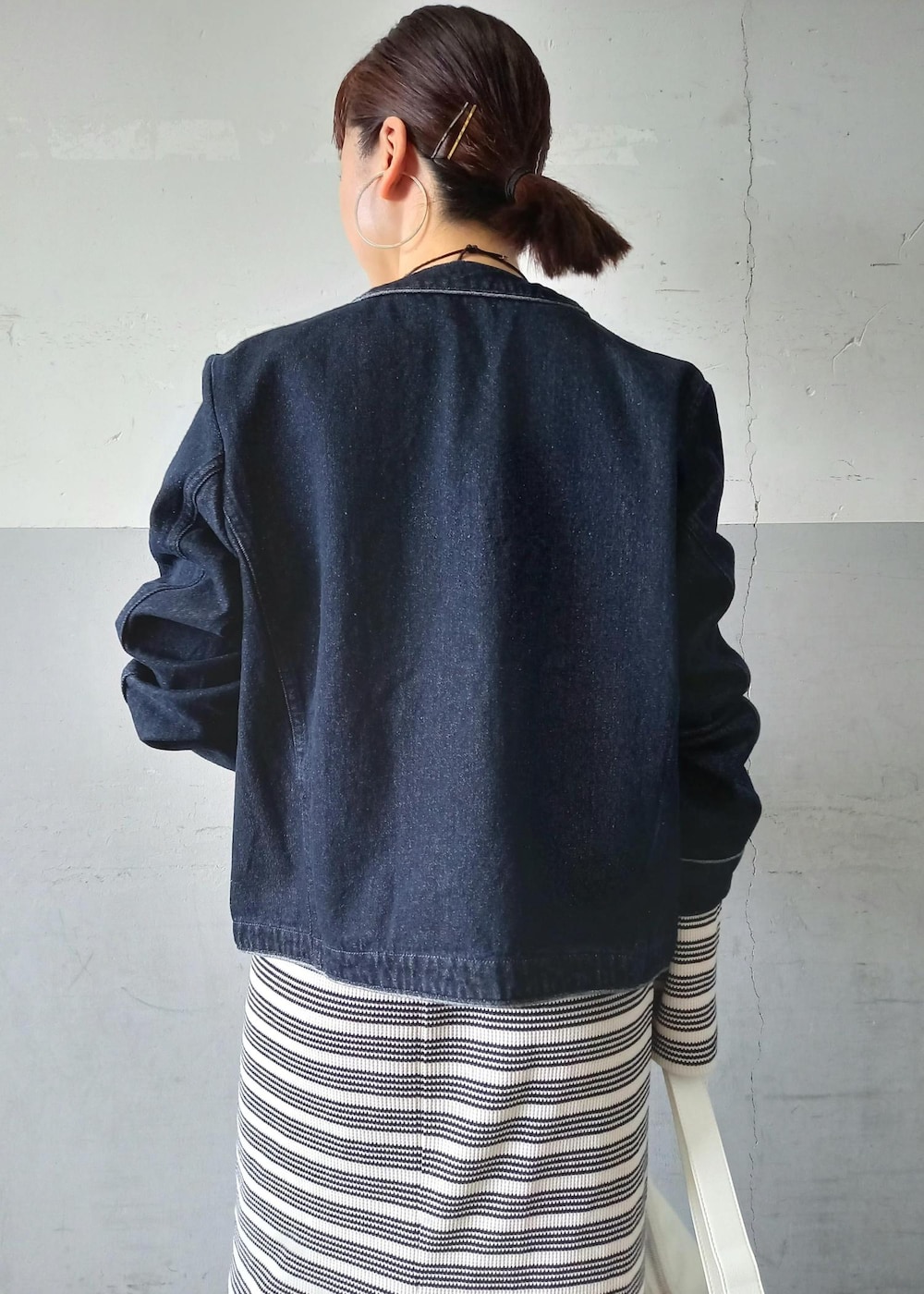 「24SS春の新作、24SS、春アウター、スプリングアウター、Miller for ADAM ET ROPE'、Miller、ミラー、別注、LACOSTE、ラコステ、長袖、デニム、ネイビー、ジャケット、クルーネック」｜「ADAM ET ROPE'の【コットンUSA】デニム カラーレス ルーズ ジャケット / サスティナブル / UNISEX（デニムジャケット、ブルー系）」を使った、touharaさん（レディース・158cm）の春コーディネートの7枚目の写真