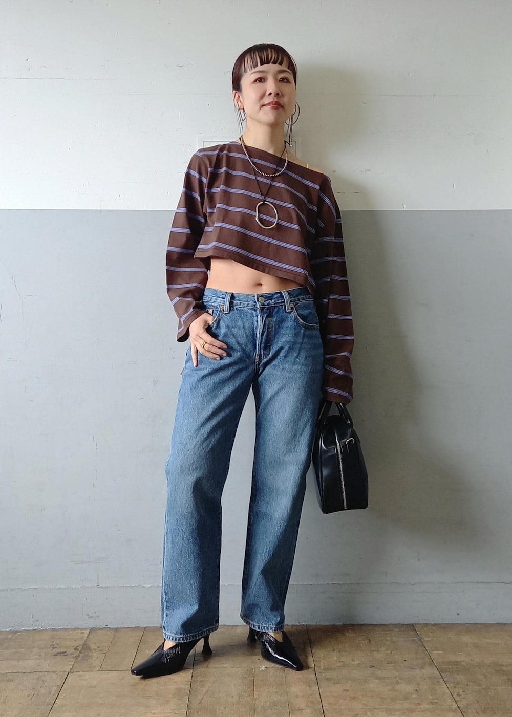 「Levi's、リーバイス、501、BIOTOP、ビオトープ、TanC、タンク、タンクトウキョウ、TanCTOKYO、ourwacoal、アワワコール、初春コーデ、春コーデ、デートコーデ、お出かけコーデ」｜「ADAM ET ROPE'のMOLレザーギャザーパンプス（パンプス、ブラック系）」を使った、touharaさん（レディース・158cm）の春コーディネートの2枚目の写真