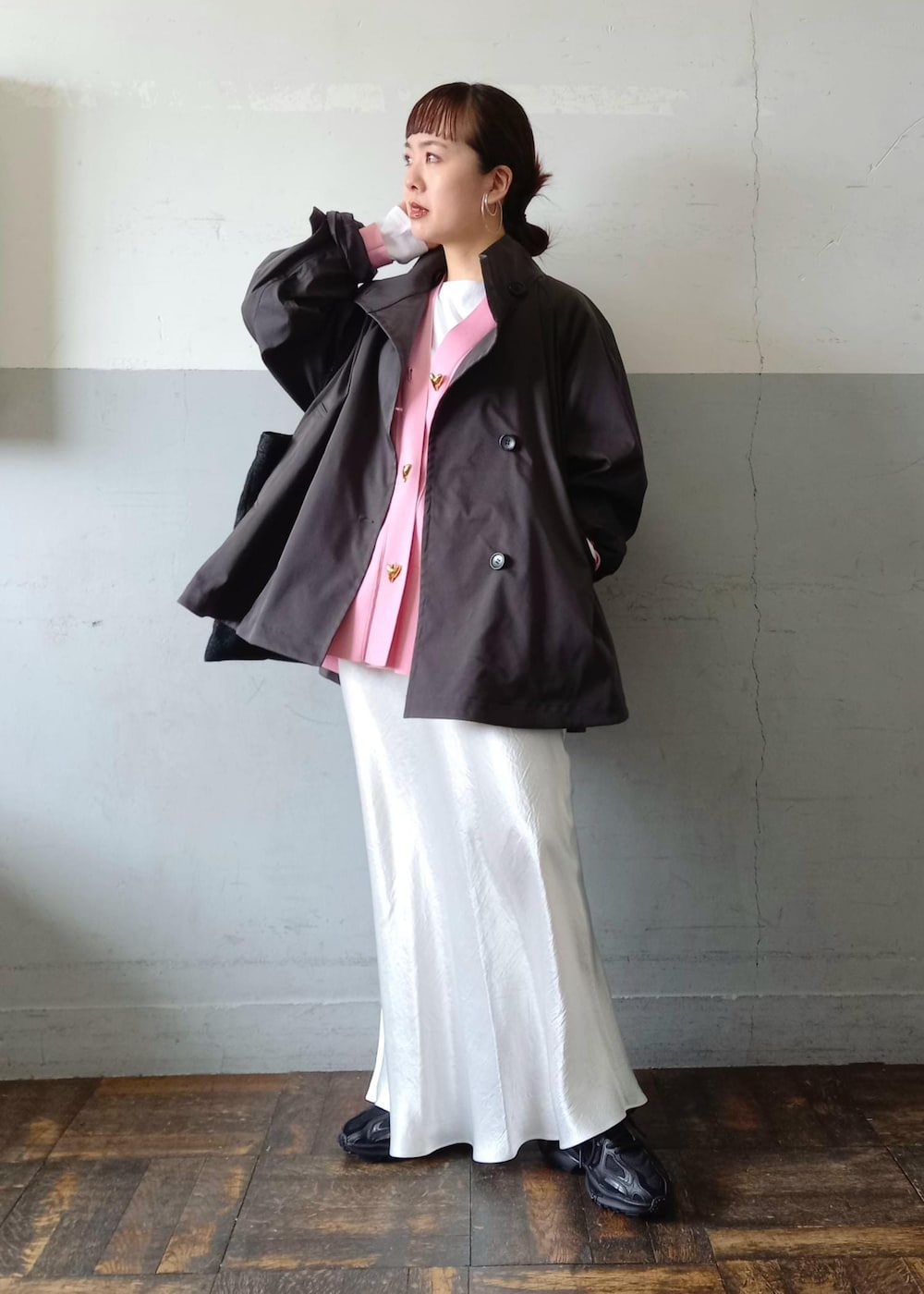 「サテンスカート、マーメイドスカート、ラコステ、オーラリー、Wshoes&bag_pickup、Wtops_pickup、初春コーデ、春コーデ、デートコーデ、お出かけコーデ、旅行コーデ、女子会コーデ、スポーツミックス、モード、大人カジュアル」|「LACOSTEの【LACOSTE for ADAM ET ROPE'】 L003 2K24(スニーカー、ブラック系)」を使った、touharaさん(レディース・158cm)の冬コーディネートの3枚目の写真