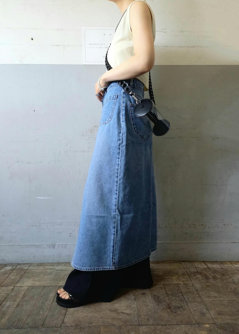 「ROLLA'S、ローラス、Miller for ADAM ET ROPE'、Miller、ミラー、別注、バンドゥ、クリアバッグ、KNOWHOW jewelry、ノウハウジュエリー、デニムスカート、フロントボタン、ADAM ET ROPÉ、FEMME、骨格ウェーブ」｜「ROLLA'Sの【ROLLA'S(ローラス)】SAILOR SKIRT AZURE（デニムスカート、ブルー系）」を使った、touharaさん（レディース・158cm）の夏コーディネートの8枚目の写真