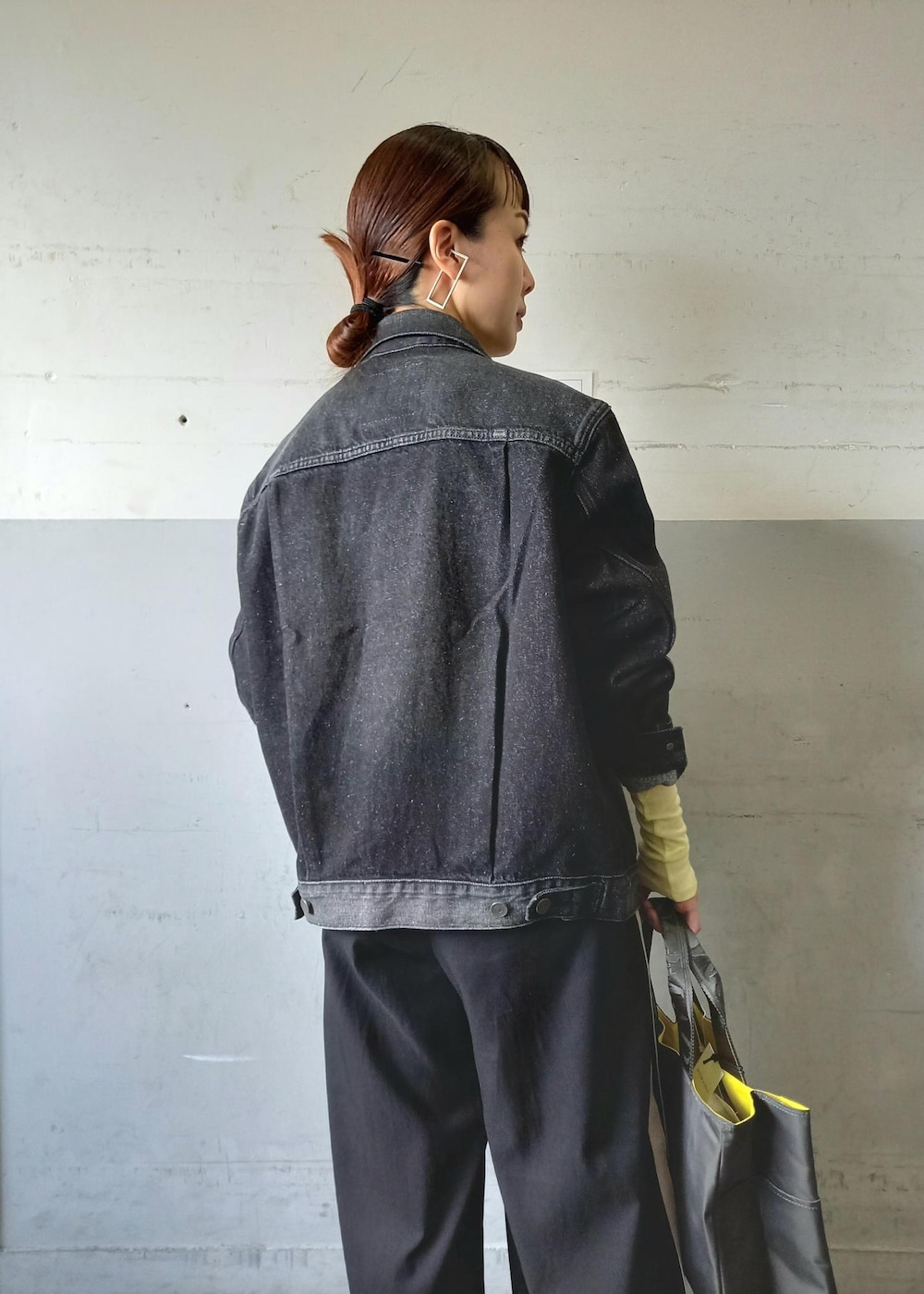 「【Levi's(R) BIOTOP】 TYPE 2 TRUCKER BLK EX、Levi's(R)、リーバイス、ビオトープ、BIOTOP、ラコステ、ノマディス、初春コーデ、春コーデ、お出かけコーデ、旅行コーデ、アウトドアコーデ、スポーツミックス、モード、ストリート」｜「LACOSTEの【LACOSTE for ADAM ET ROPE'】STORM 96 2K（スニーカー、ホワイト系）」を使った、touharaさん（レディース・158cm）の冬コーディネートの9枚目の写真