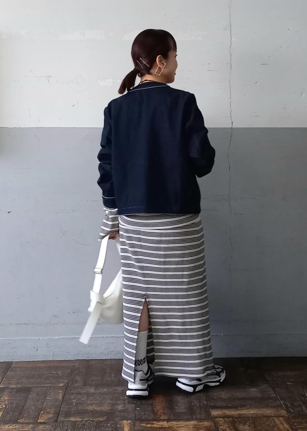 「24SS春の新作、24SS、春アウター、スプリングアウター、Miller for ADAM ET ROPE'、Miller、ミラー、別注、LACOSTE、ラコステ、長袖、デニム、ネイビー、ジャケット、クルーネック」｜「ADAM ET ROPE'の【コットンUSA】デニム カラーレス ルーズ ジャケット / サスティナブル / UNISEX（デニムジャケット、ブルー系）」を使った、touharaさん（レディース・158cm）の春コーディネートの4枚目の写真