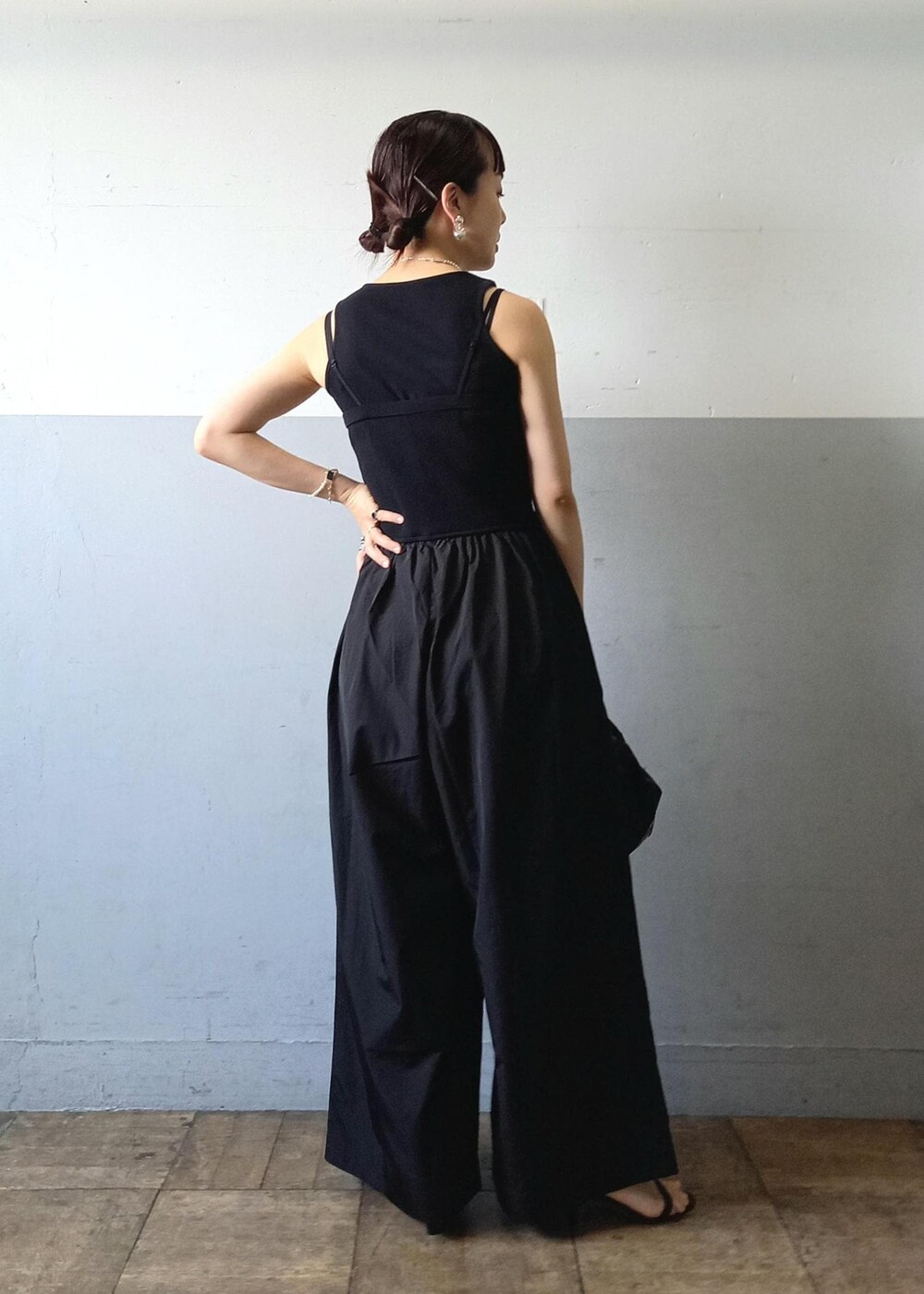 「KNOWHOW、KNOWHOW　jewelry、ノウハウジュエリー、24SS夏の新作、24SS、ハート、ハートリング、ハートネックレス、ベアトップ、ADAM ET ROPÉ、FEMME、骨格ウェーブ、イエベ、きれいめカジュアル、大人カジュアル」｜「ADAM ET ROPE'のニットビスチェドッキングロンパース（つなぎ/オールインワン、ブラック系）」を使った、touharaさん（レディース・158cm）の夏コーディネートの9枚目の写真