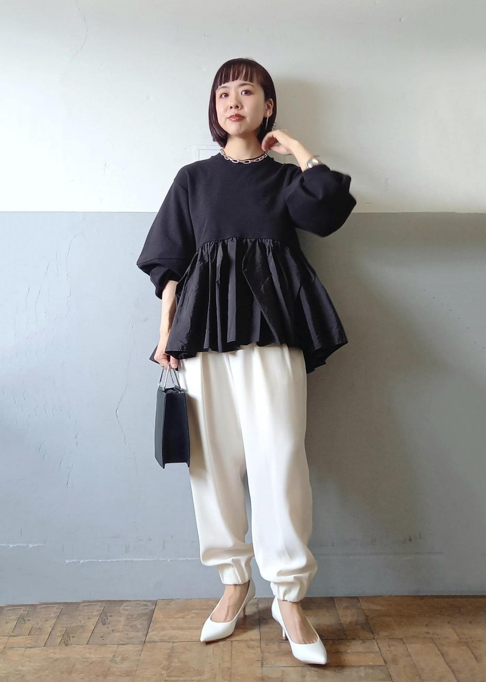 「ジョガーパンツ、ダンボール、ティアード、ポインテッドトゥ、ADAM ET ROPÉ、FEMME、SDGs、サステナブル、骨格ウェーブ、イエベ、きれいめカジュアル、大人カジュアル、フェミニン、モード、仕事着」｜「ADAM ET ROPE'のボロネーゼパンプスミドルヒール（パンプス、ホワイト系）」を使った、touharaさん（レディース・158cm）の秋コーディネートの3枚目の写真