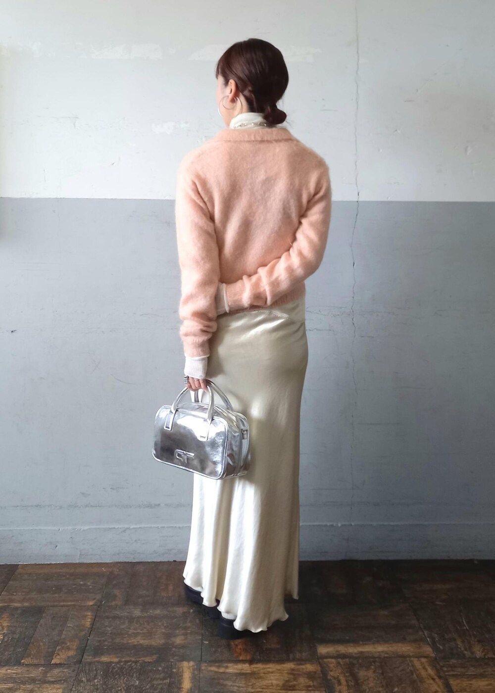 ホワイト系のブーツ、ベージュ系のスカート、ホワイト系のニット/セーターを着用したレディースの冬コーディネートの4枚目の写真