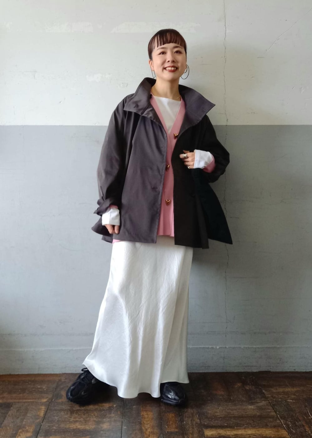 「サテンスカート、マーメイドスカート、ラコステ、オーラリー、Wshoes&bag_pickup、Wtops_pickup、初春コーデ、春コーデ、デートコーデ、お出かけコーデ、旅行コーデ、女子会コーデ、スポーツミックス、モード、大人カジュアル」|「LACOSTEの【LACOSTE for ADAM ET ROPE'】 L003 2K24(スニーカー、ブラック系)」を使った、touharaさん(レディース・158cm)の冬コーディネートの2枚目の写真