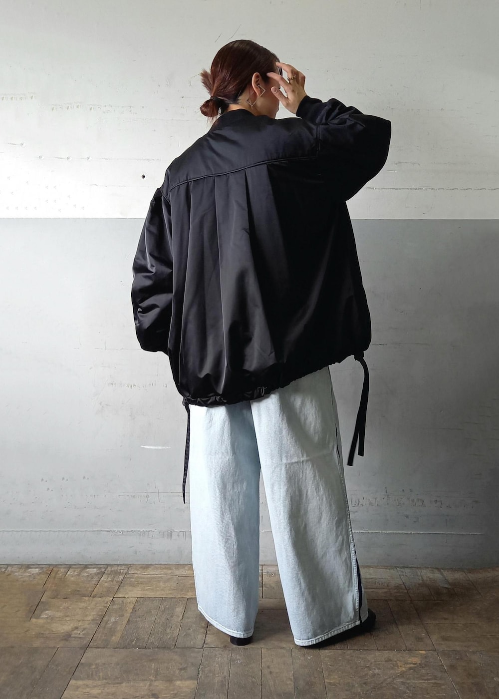 「web限定、ウェブ限定、Miller for ADAM ET ROPE'、Miller、ミラー、MAESTOSO、マエストーソ、デニム、ブラック、長袖、ジャケット、ブルゾン、ジップ、スタンドカラー、ホワイト」｜「MILLERの【Miller for ADAM ET ROPE' 】別注SHEER TEE(2PACK)（Tシャツ/カットソー、ホワイト系）」を使った、touharaさん（レディース・158cm）の秋コーディネートの7枚目の写真