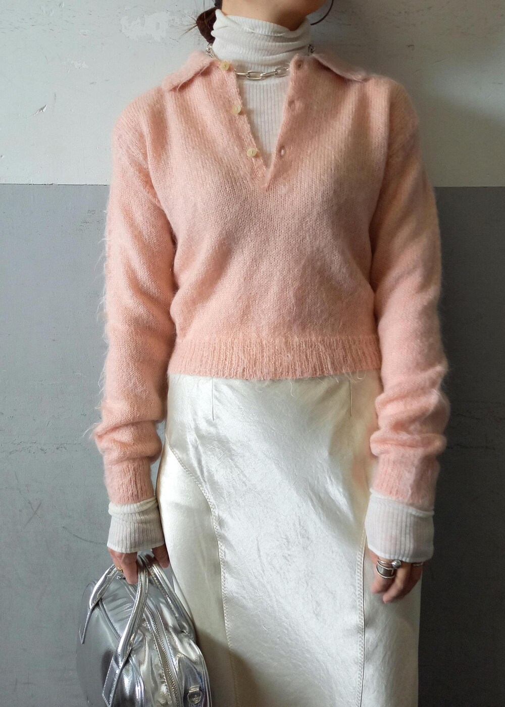 ホワイト系のブーツ、ベージュ系のスカート、ホワイト系のニット/セーターを着用したレディースの冬コーディネートの8枚目の写真