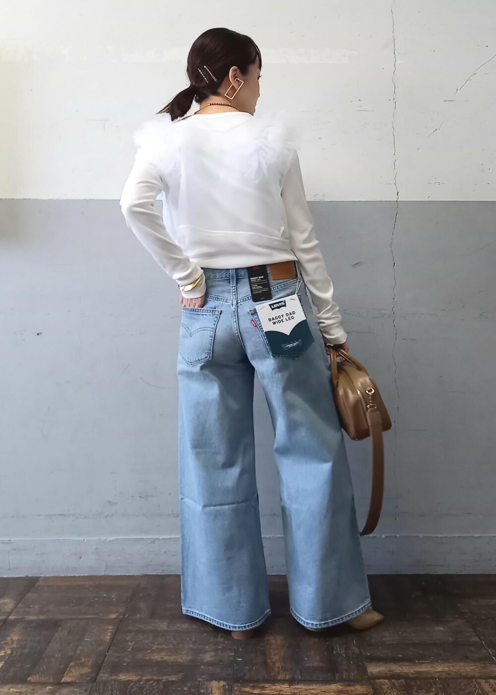 「Levi's、リーバイス、別注、24SS春の新作、24SS、着映え、着映えトップス、フリル、バギーデニム、ボストン、ベージュ、ハンドバッグ、ミニ、ホワイト、プルオーバー」｜「ADAM ET ROPE'のストレッチブーツサンダル（ブーツ、ベージュ系）」を使った、touharaさん（レディース・158cm）の春コーディネートの4枚目の写真