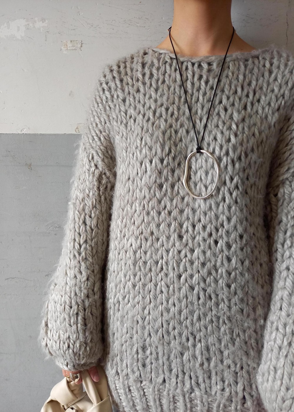 ホワイト系のパンプス、グレー系のスウェット、グレー系のその他パンツを着用したレディースの冬コーディネートの9枚目の写真