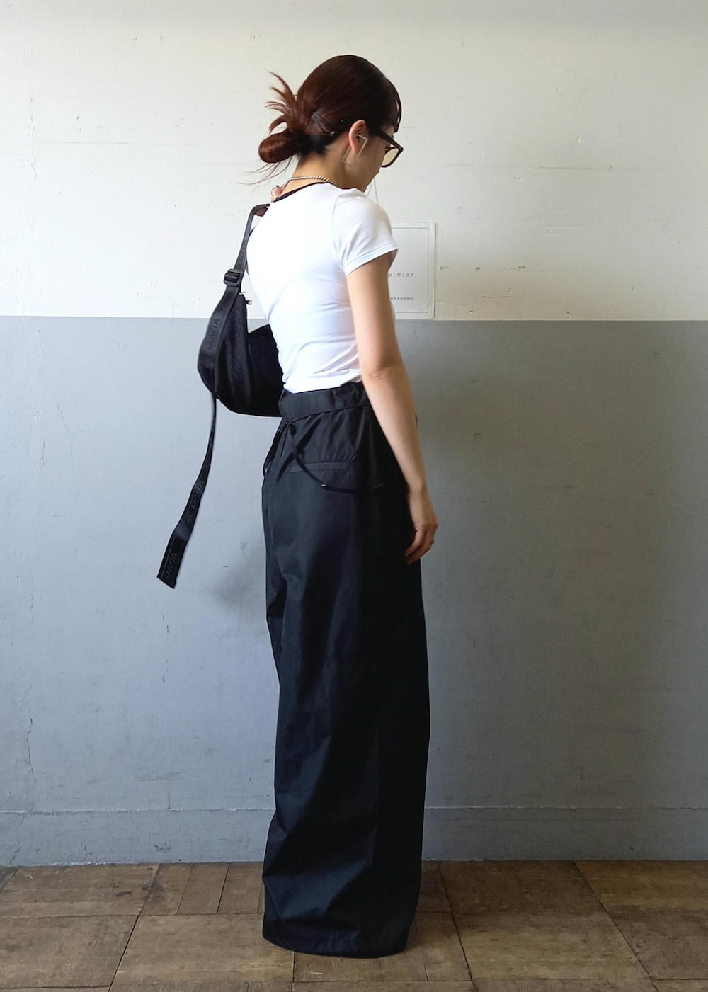 「Wbag_pickup、Hanes、ヘインズ、春コーデ、初夏コーデ、夏コーデ、お出かけコーデ、旅行コーデ、アウトドアコーデ、フェスコーデ、雨の日コーデ、スポーツミックス、ストリート、大人カジュアル、パンツスタイル」|「ADAM ET ROPE'のカバーヒールサンダル(サンダル、ブラック系)」を使った、touharaさん(レディース・158cm)の春コーディネートの5枚目の写真