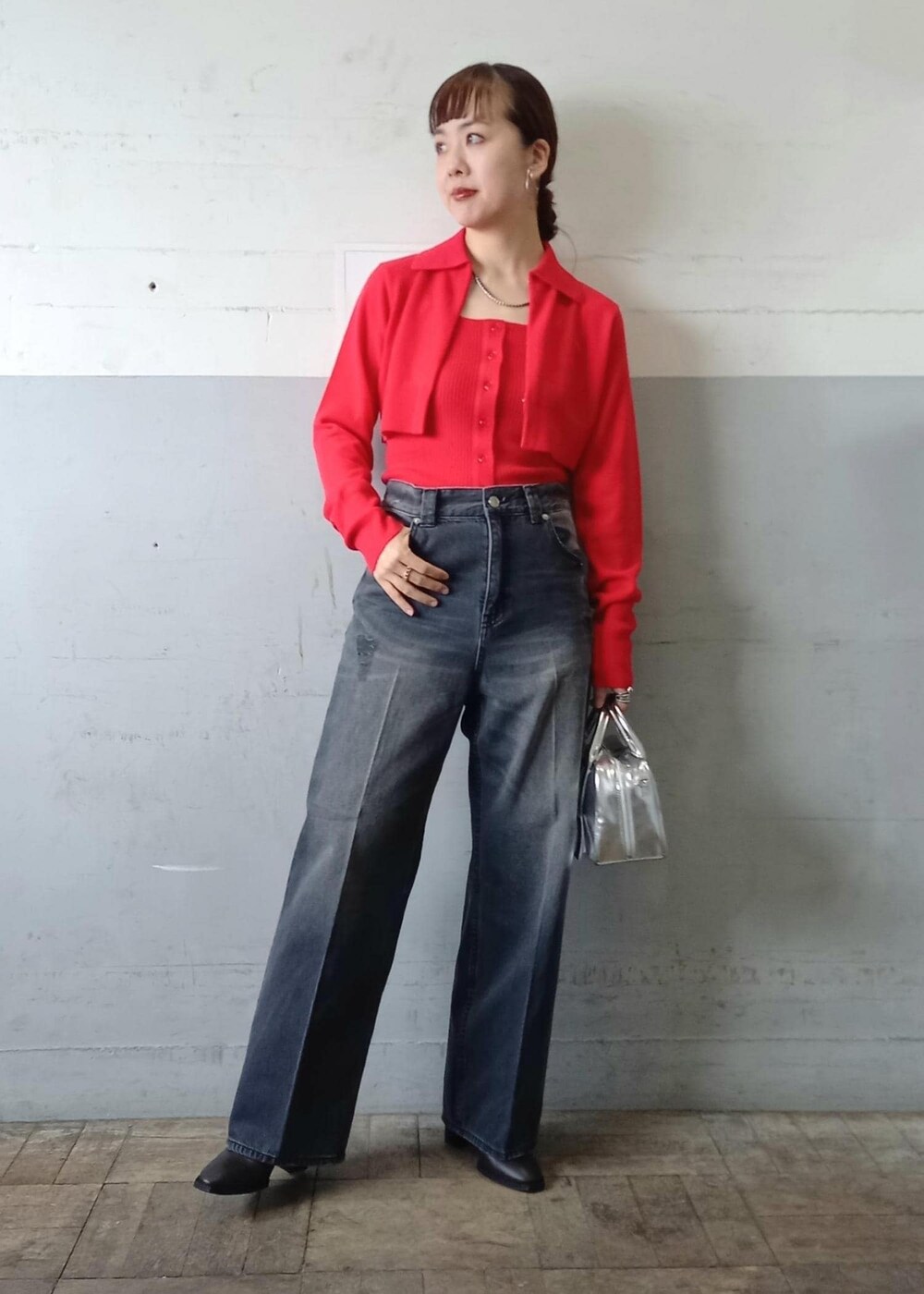 レッド系のカーディガン/ボレロ、ブラック系のデニムパンツ、シルバー系のショルダーバッグを着用したレディースの秋コーディネートの5枚目の写真