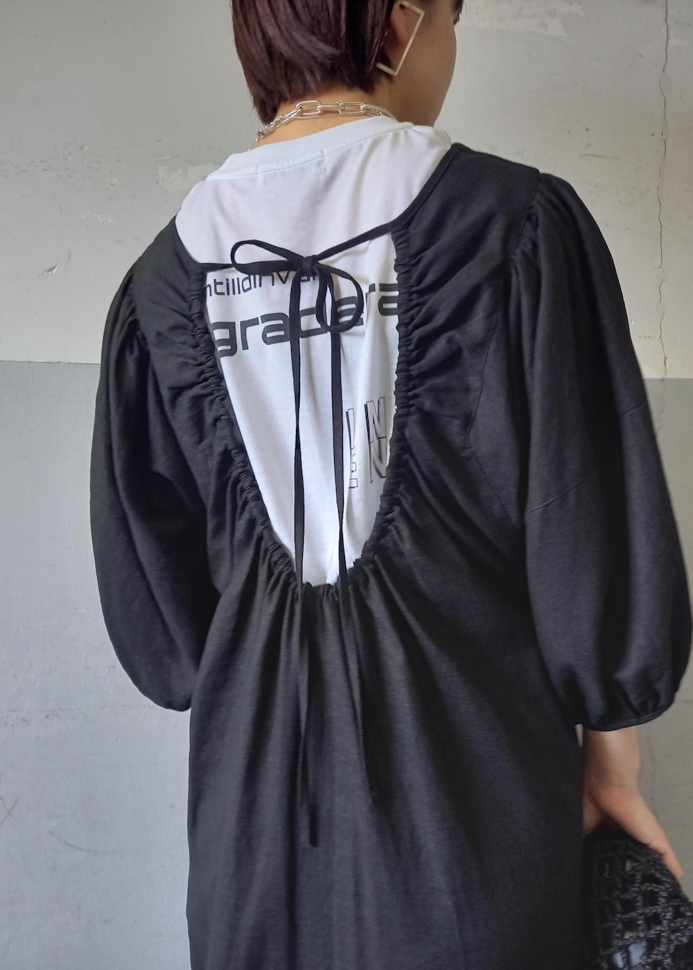 「TAW&TOE、トーアンドトー、ロゴtee、ロゴ、逸品、ブラック、ロング、ワンピース、サンダル、厚底、トング、ADAM ET ROPÉ、FEMME、SDGs、サステナブル」｜「ADAM ET ROPE'のネオンロゴTEE（Tシャツ/カットソー、ホワイト系）」を使った、touharaさん（レディース・158cm）の夏コーディネートの6枚目の写真