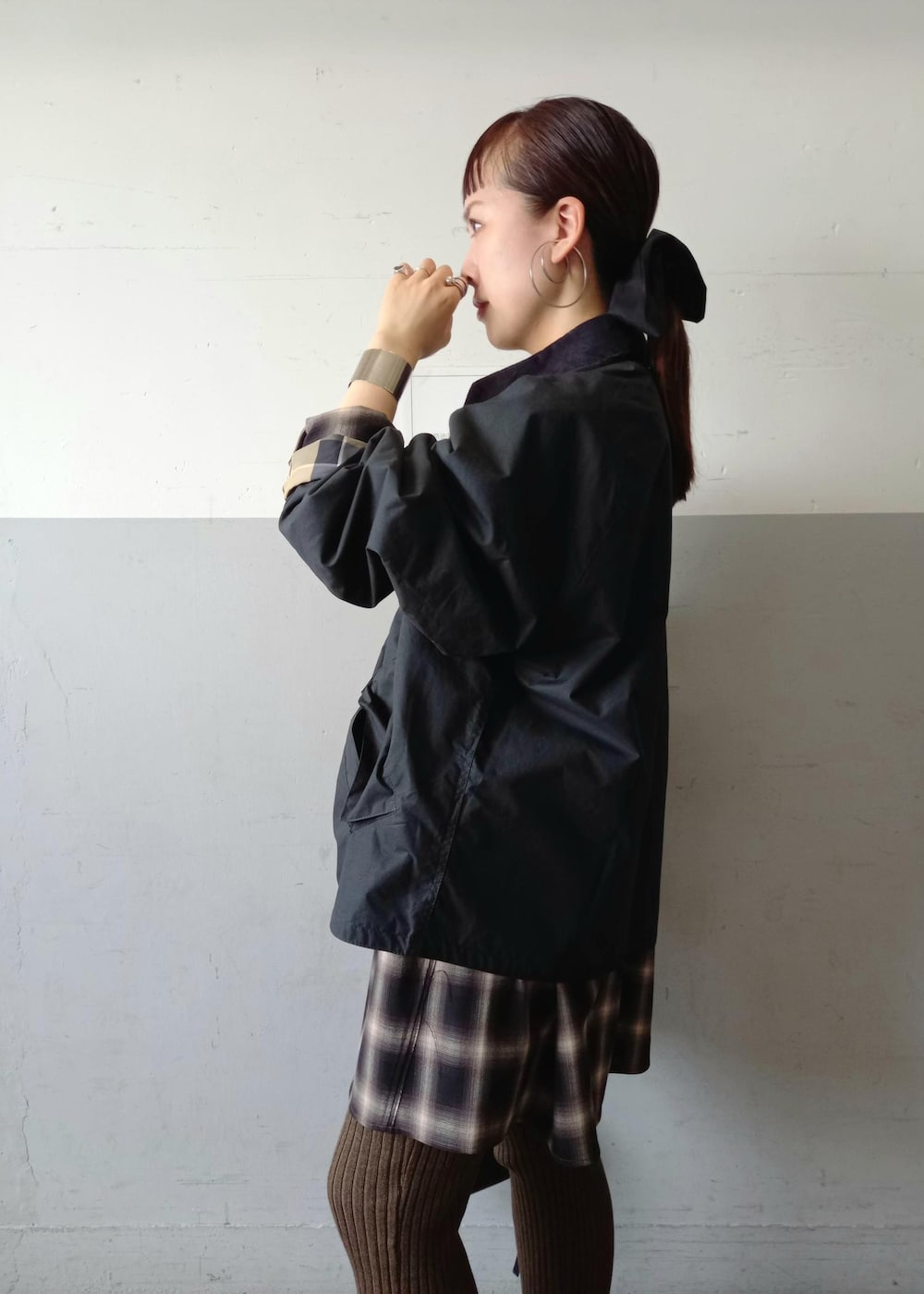 「バブアー、barbour、トランスポート、ASICS、アシックス、ブルガリア製、ヘイップ、秋コーデ、初冬コーデ、デートコーデ、お出かけコーデ、旅行コーデ、スポーツミックス、大人カジュアル、スカートスタイル」｜「Barbourの《別注》【Barbour/バブアー】TRANSPORT リバーシブルブルゾン / ブルガリア製（ブルゾン、ブラック系）」を使った、touharaさん（レディース・158cm）の秋コーディネートの10枚目の写真