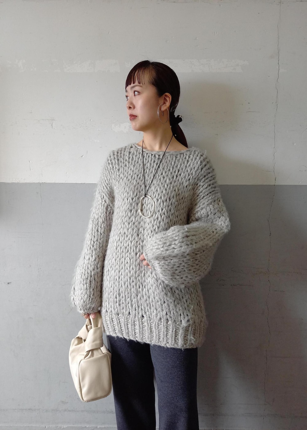 ホワイト系のパンプス、グレー系のスウェット、グレー系のその他パンツを着用したレディースの冬コーディネートの10枚目の写真