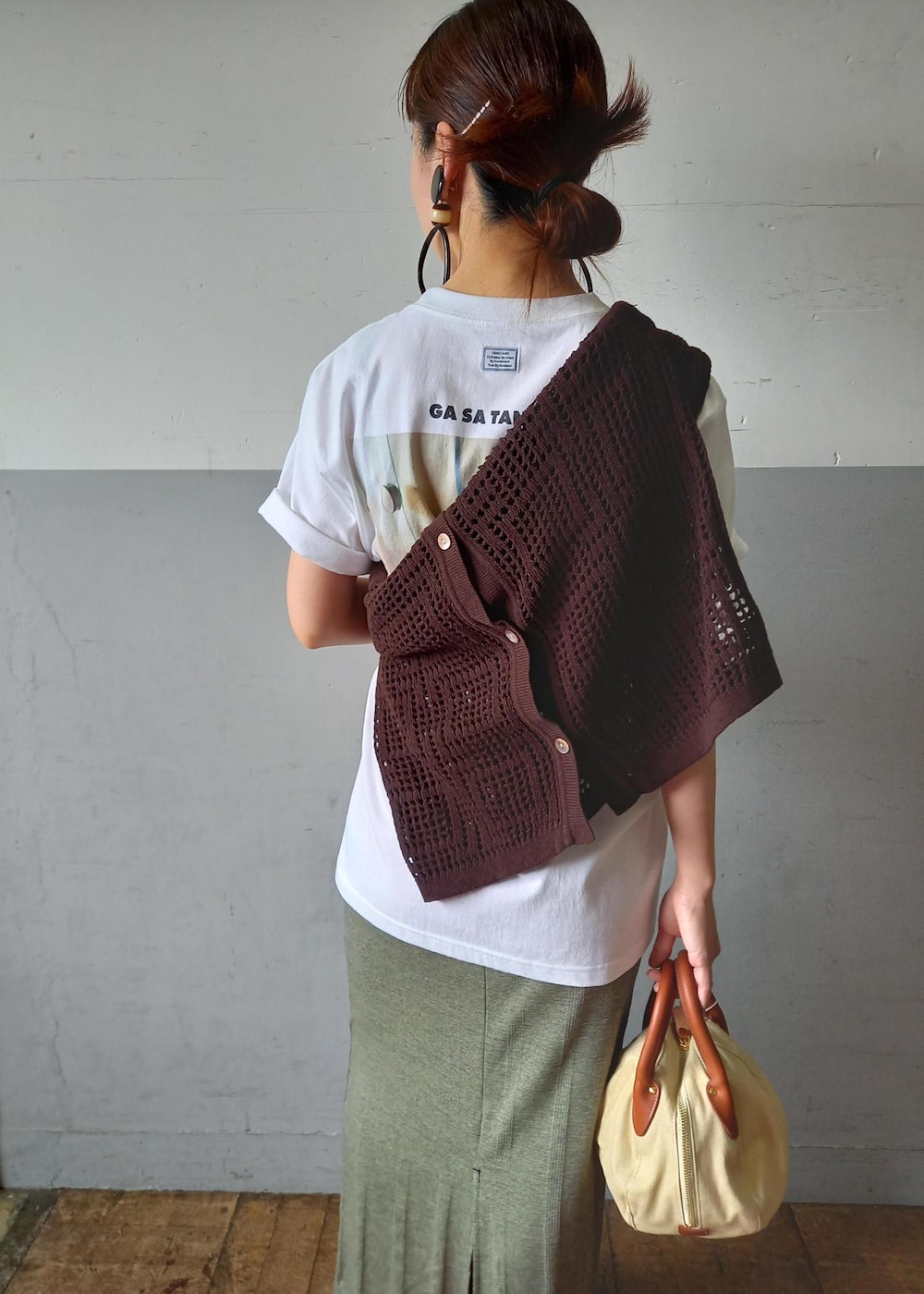 「タンタン、ポロニット、ボーリングバッグ、カラーサングラス、カラーレンズ、THE QUALITY MENDING CO.、ザ クオリティーメンディング、初夏コーデ、夏コーデ、お出かけコーデ、旅行コーデ、アウトドアコーデ、フェスコーデ、女子会コーデ、大人カジュアル」｜「ADAM ET ROPE'のクラウンパントセルフレームUVカットグラス（サングラス、ブラウン系）」を使った、touharaさん（レディース・158cm）の春コーディネートの8枚目の写真