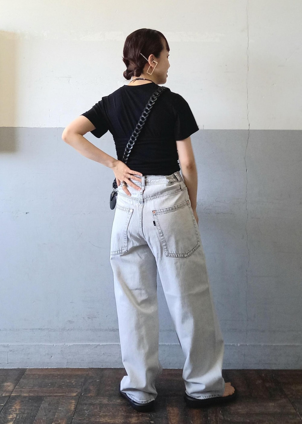 「24SS夏の新作、24SS、ベアトップ、TAW&TOE、トーアンドトー、クリアバッグ、リカバリーサンダル、ADAM ET ROPÉ、FEMME、SDGs、サステナブル、骨格ウェーブ、イエベ、カジュアル、大人カジュアル」|「ADAM ET ROPE'のニュアンスオーバルバングル(バングル/リストバンド、シルバー系)」を使った、touharaさん(レディース・158cm)の春コーディネートの6枚目の写真