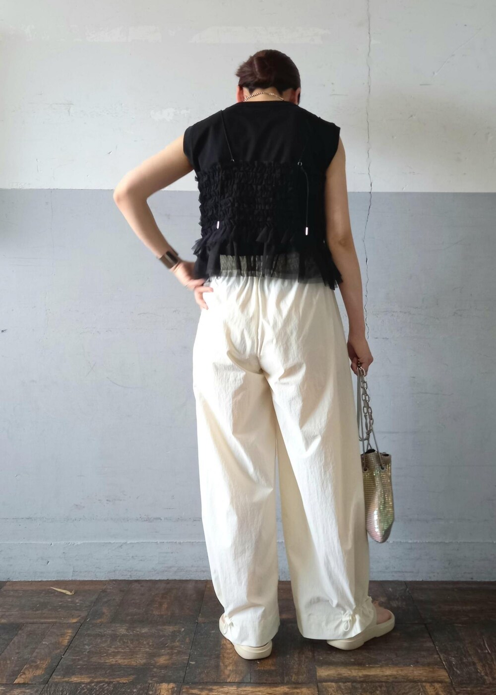 「Wproper_pickup、BIGOTRE、ビゴター、PAES、フェーズ、チュール、ブラック、クルーネック、ノースリーブ、フリル、ギャザー、ホワイト、ワイド、十分丈、タック」｜「ADAM ET ROPE'の【BIGOTRE(ビゴター)】PURSE METAL MINI（ハンドバッグ、その他）」を使った、touharaさん（レディース・158cm）の夏コーディネートの4枚目の写真