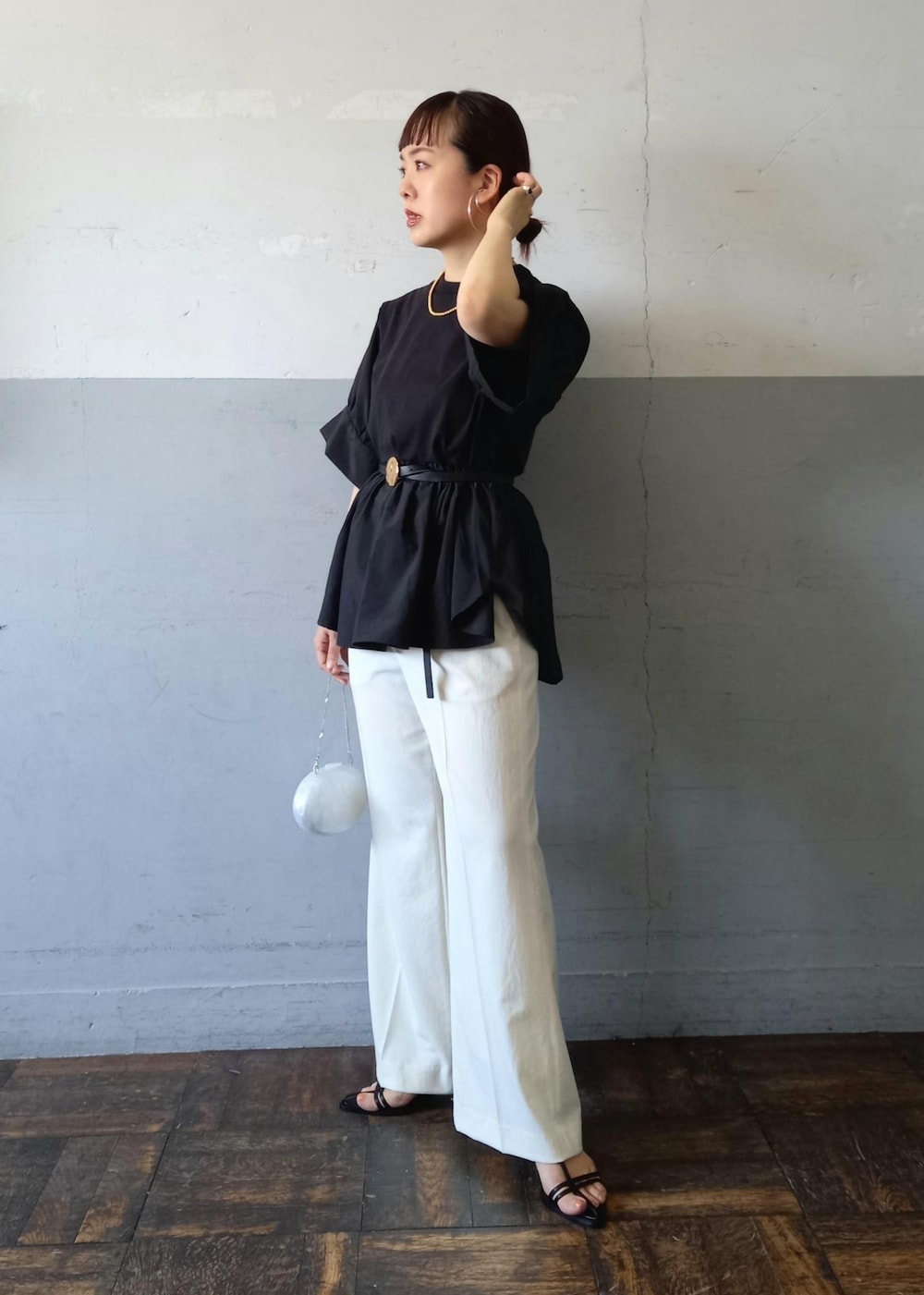「STINE GOYA、スティーヌゴヤ、24SS夏の新作、24SS、着映えトップス、着映え、KNOWHOW jewelry、ノウハウジュエリー、ブラック、プルオーバー、Tシャツ、ブラウス、カットソー、半袖、クルーネック」|「ADAM ET ROPE'のナローラインサンダル(サンダル、ブラック系)」を使った、touharaさん(レディース・158cm)の夏コーディネートの3枚目の写真
