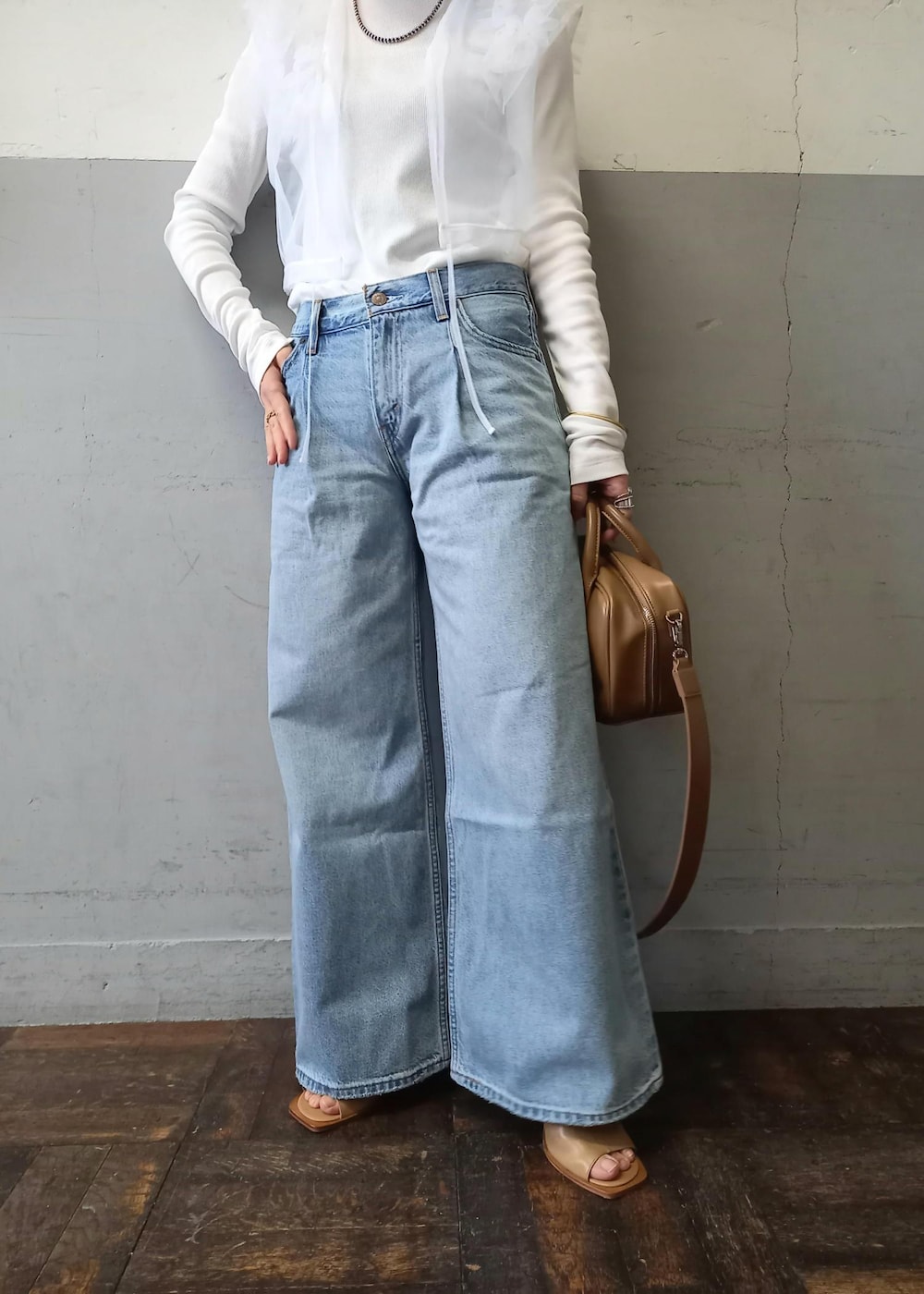 「Levi's、リーバイス、別注、24SS春の新作、24SS、着映え、着映えトップス、フリル、バギーデニム、ボストン、ベージュ、ハンドバッグ、ミニ、ホワイト、プルオーバー」｜「ADAM ET ROPE'のストレッチブーツサンダル（ブーツ、ベージュ系）」を使った、touharaさん（レディース・158cm）の春コーディネートの6枚目の写真