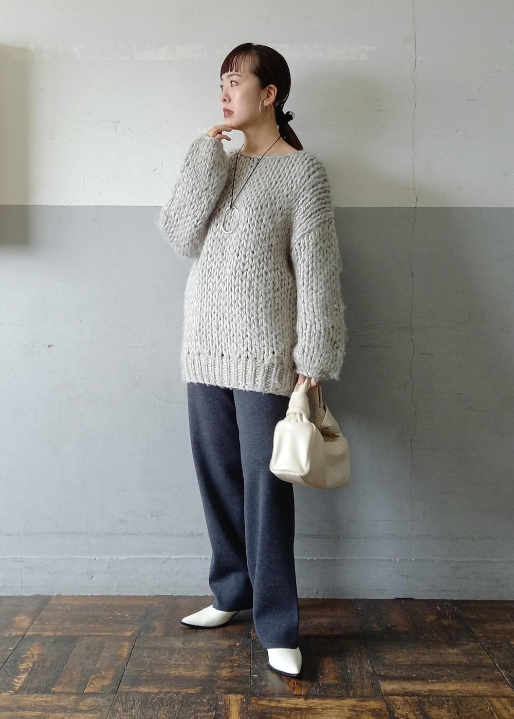 ホワイト系のパンプス、グレー系のスウェット、グレー系のその他パンツを着用したレディースの冬コーディネートの4枚目の写真