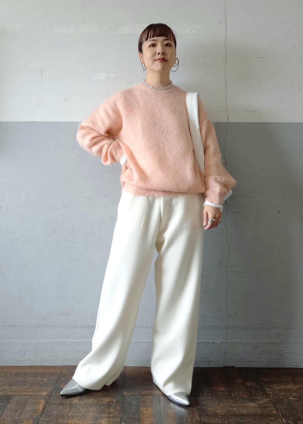 「AURALEE、オーラリー、モヘア、モヘアニット、Miller for ADAM ET ROPE'、Miller、ミラー、秋コーデ、初冬コーデ、デートコーデ、お出かけコーデ、旅行コーデ、推し活コーデ、女子会コーデ、モード」|「MILLERの【Miller for ADAM ET ROPE' 】別注SHEER TEE(2PACK)(Tシャツ/カットソー、ホワイト系)」を使った、touharaさん(レディース・158cm)の秋コーディネートの3枚目の写真