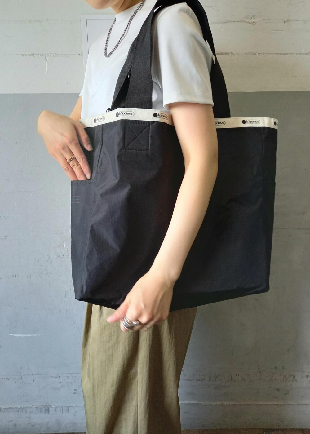 「LeSportsac、レスポートサック、レスポ、別注、リバーシブル、24SS春の新作、24SS、シルバー、トートバッグ、ホワイト、Tシャツ、カットソー、クルーネック、ベージュ、パンツ」｜「ADAM ET ROPE'のナローラインサンダル（サンダル、ブラック系）」を使った、touharaさん（レディース・158cm）の春コーディネートの9枚目の写真