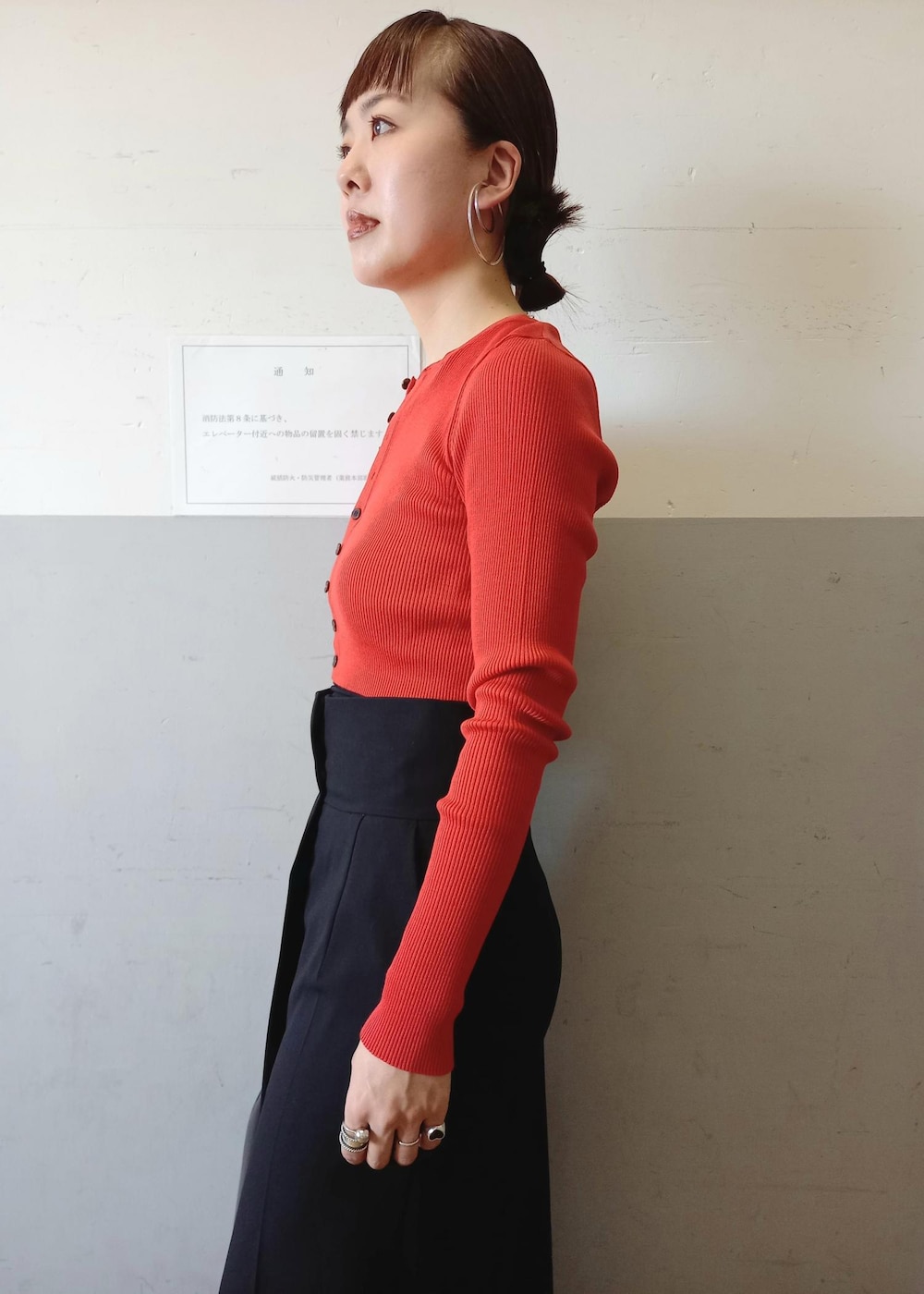 「AURALEE、オーラリー、new balance、ニューバランス、anggae、アンゲ、ブラック、レッド、ニット、長袖、クルーネック、十分丈、ハイウエスト、リブ、スリット」｜「ADAM ET ROPE'の【new balance(ニューバランス)】530（スニーカー、ホワイト系）」を使った、touharaさん（レディース・158cm）の夏コーディネートの6枚目の写真