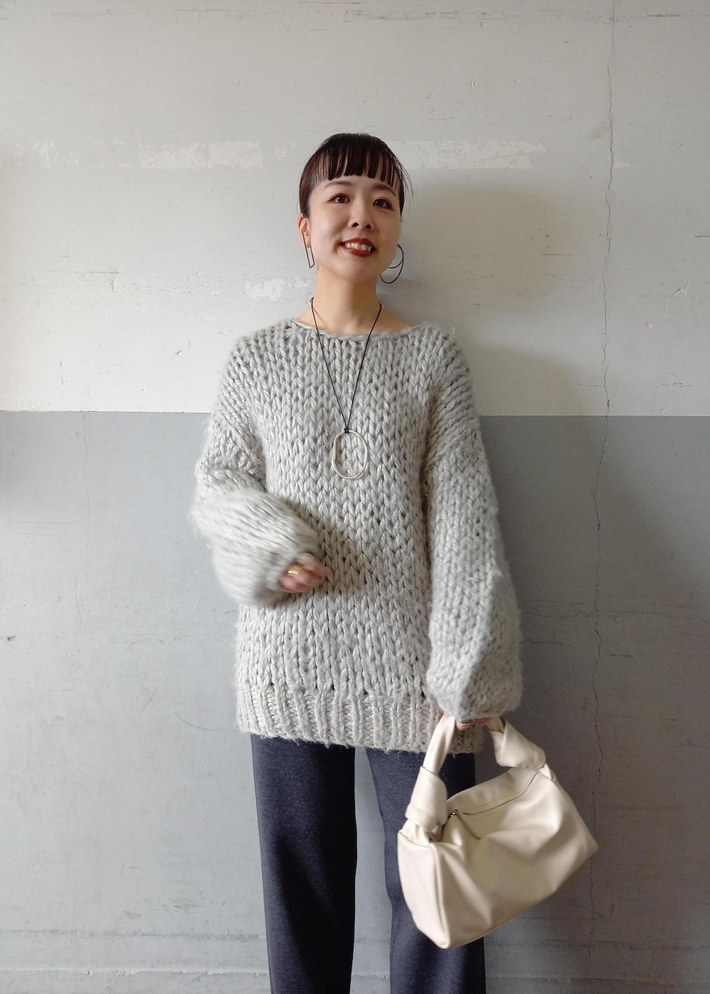 ホワイト系のパンプス、グレー系のスウェット、グレー系のその他パンツを着用したレディースの冬コーディネートの8枚目の写真