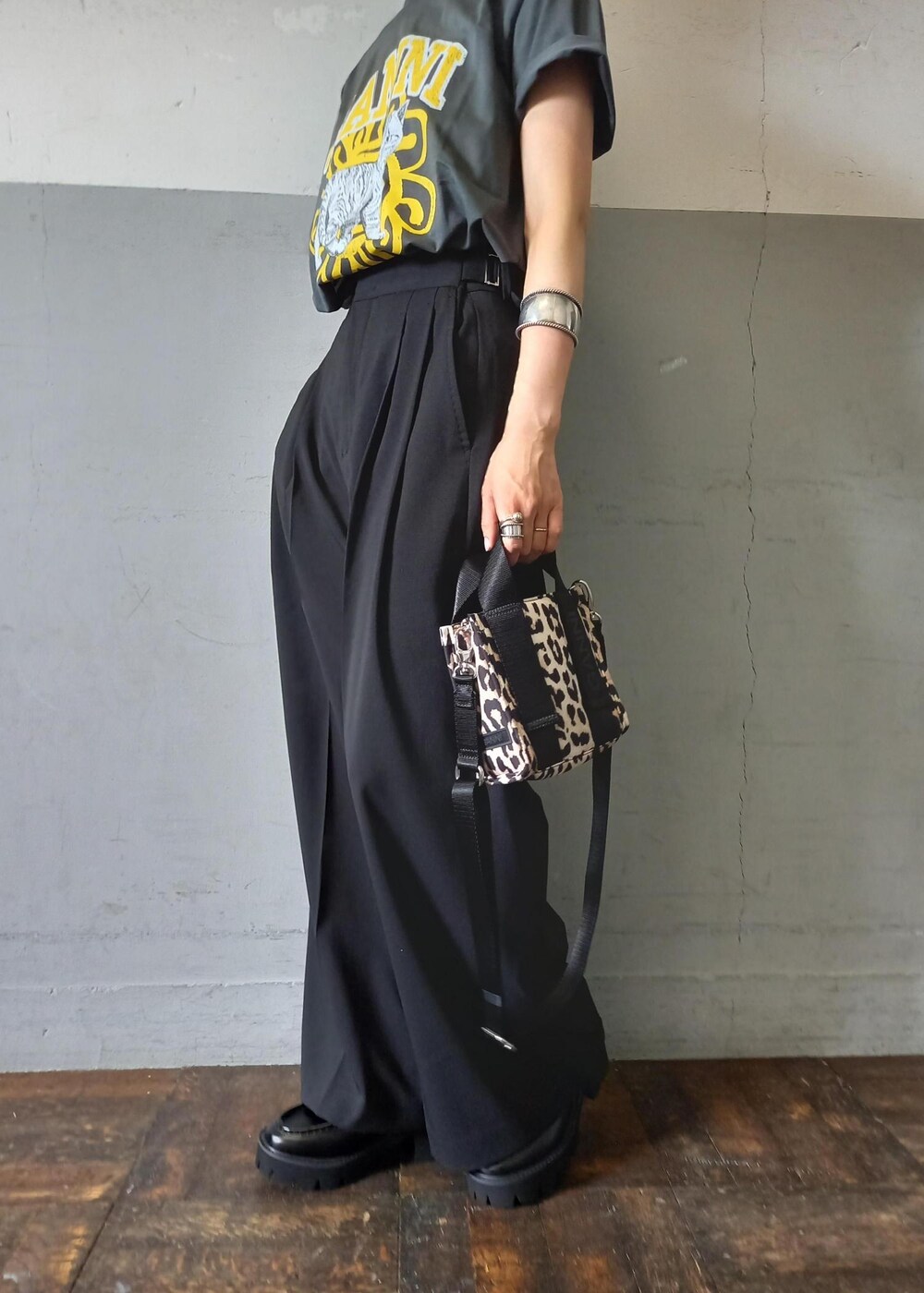 「GANNI、ガニー、レオパード、プリントtee、厚底、ローファー、ADAM ET ROPÉ、FEMME、骨格ウェーブ、イエベ、大人カジュアル、モード、夏、秋、夏コーデ」|「ADAM ET ROPE'の【晴雨兼用】ボリュームローファー(レインシューズ、ブラック系)」を使った、touharaさん(レディース・158cm)の夏コーディネートの3枚目の写真