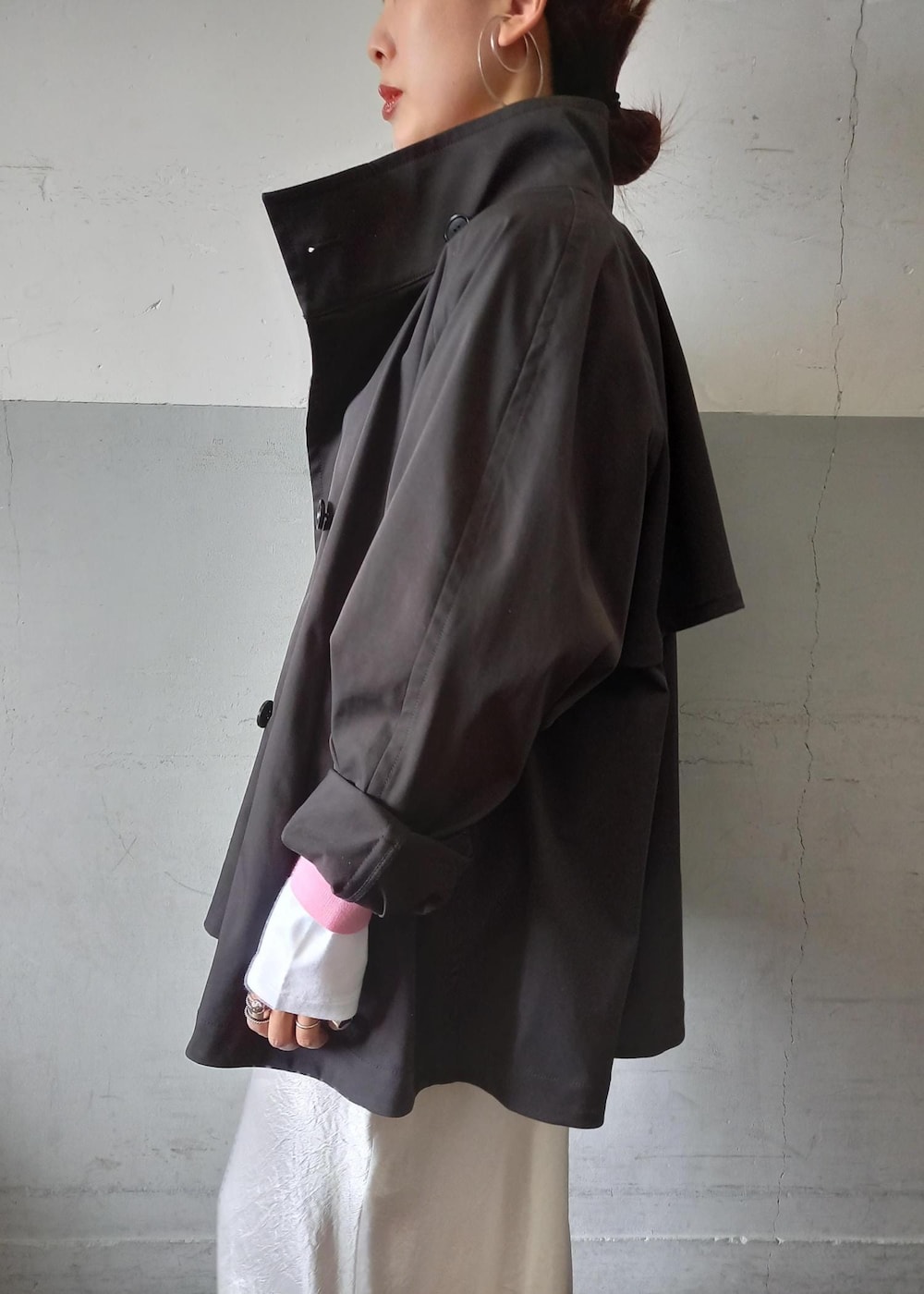 「サテンスカート、マーメイドスカート、ラコステ、オーラリー、Wshoes&bag_pickup、Wtops_pickup、初春コーデ、春コーデ、デートコーデ、お出かけコーデ、旅行コーデ、女子会コーデ、スポーツミックス、モード、大人カジュアル」|「LACOSTEの【LACOSTE for ADAM ET ROPE'】 L003 2K24(スニーカー、ブラック系)」を使った、touharaさん(レディース・158cm)の冬コーディネートの10枚目の写真