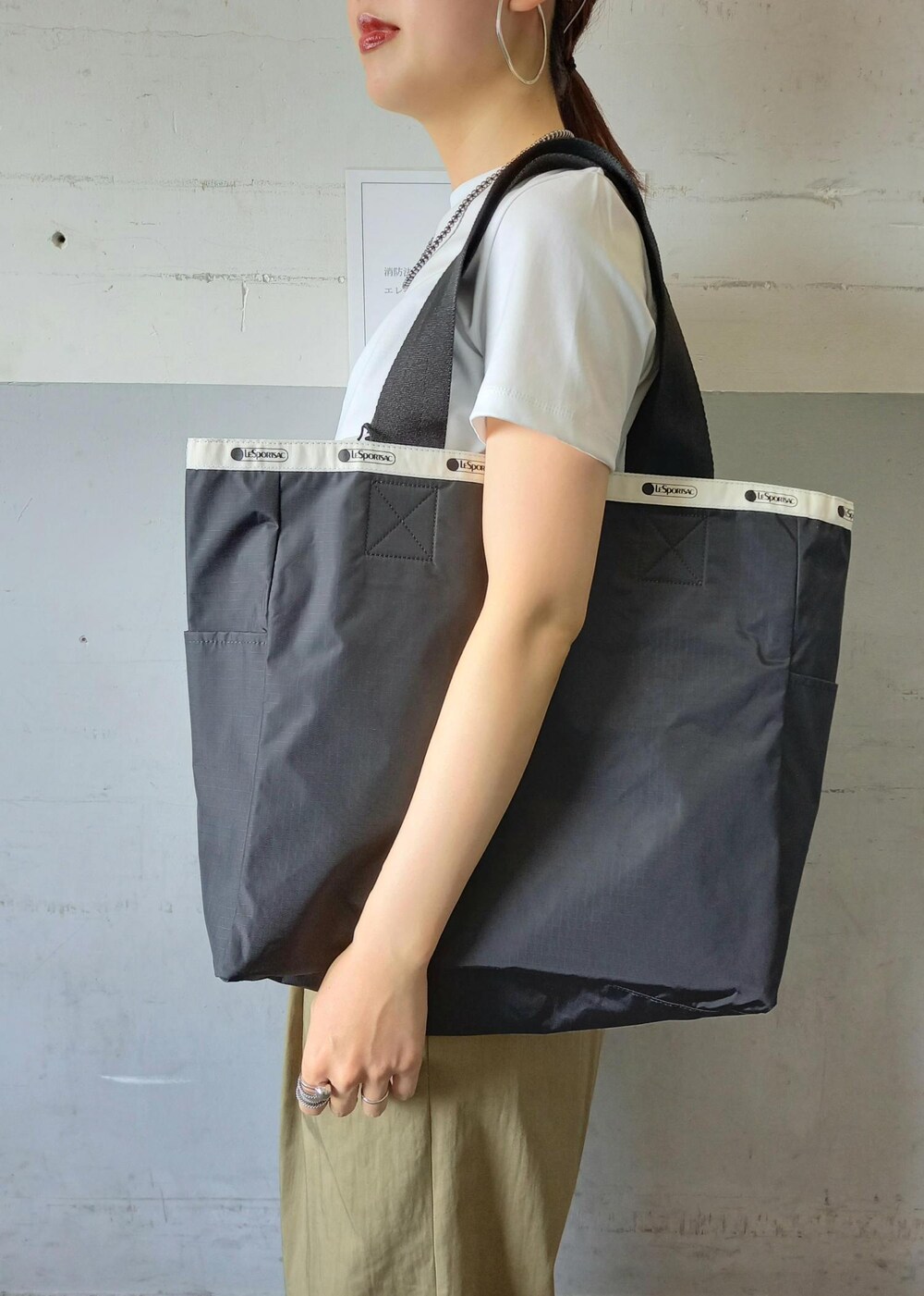「LeSportsac、レスポートサック、レスポ、別注、リバーシブル、24SS春の新作、24SS、シルバー、トートバッグ、ホワイト、Tシャツ、カットソー、クルーネック、ベージュ、パンツ」｜「ADAM ET ROPE'のナローラインサンダル（サンダル、ブラック系）」を使った、touharaさん（レディース・158cm）の春コーディネートの8枚目の写真