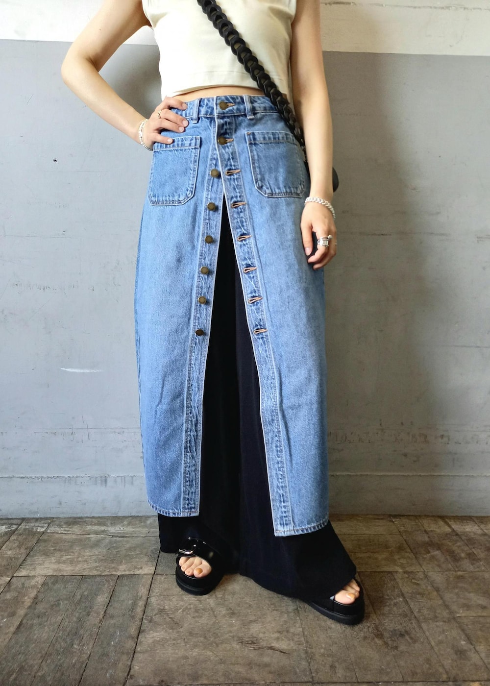 「ROLLA'S、ローラス、Miller for ADAM ET ROPE'、Miller、ミラー、別注、バンドゥ、クリアバッグ、KNOWHOW jewelry、ノウハウジュエリー、デニムスカート、フロントボタン、ADAM ET ROPÉ、FEMME、骨格ウェーブ」｜「ROLLA'Sの【ROLLA'S(ローラス)】SAILOR SKIRT AZURE（デニムスカート、ブルー系）」を使った、touharaさん（レディース・158cm）の夏コーディネートの6枚目の写真
