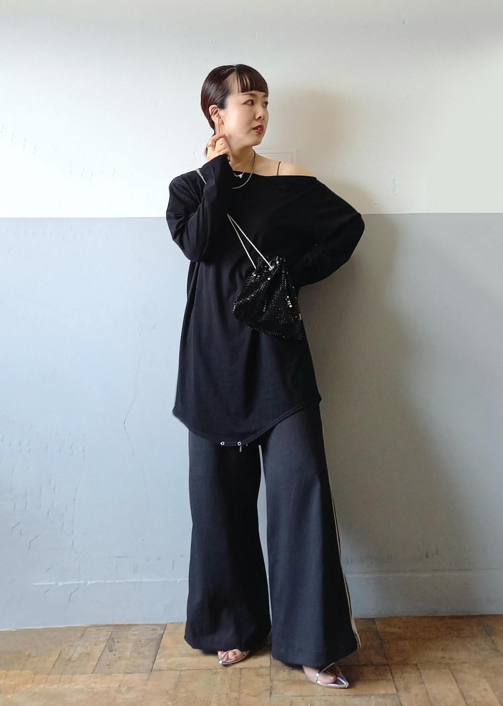 「24SS夏の新作、24SS、WEB限定、ウェブ限定、ラインパンツ、キャミソール、ストラップサンダル、ストラップ、TanC、タンク、BIGOTRE、ビゴター、リアルバイ、リアルコーデ、ADAM ET ROPÉ」|「ADAM ET ROPE'の【BIGOTRE(ビゴター)】PURSE METAL MINI(ハンドバッグ、ブラック系)」を使った、touharaさん(レディース・158cm)の夏コーディネートの2枚目の写真