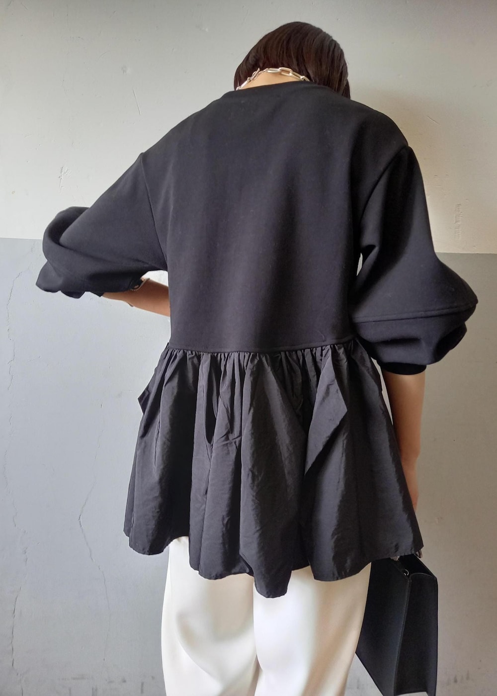 「ジョガーパンツ、ダンボール、ティアード、ポインテッドトゥ、ADAM ET ROPÉ、FEMME、SDGs、サステナブル、骨格ウェーブ、イエベ、きれいめカジュアル、大人カジュアル、フェミニン、モード、仕事着」｜「ADAM ET ROPE'のボロネーゼパンプスミドルヒール（パンプス、ホワイト系）」を使った、touharaさん（レディース・158cm）の秋コーディネートの9枚目の写真