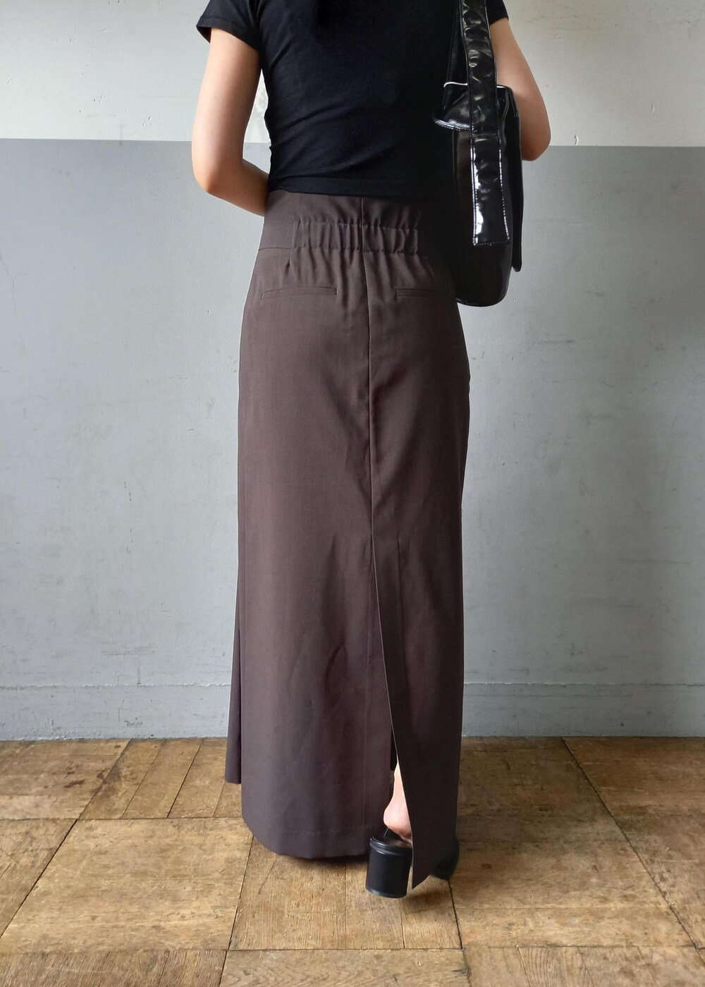 「カラーレンズ、カラーサングラス、Hanes、ヘインズ、クロップドTEE、Wbag&shoes_pickup、おすすめシューズ、初夏コーデ、夏コーデ、デートコーデ、お出かけコーデ、旅行コーデ、女子会コーデ、大人カジュアル、スカートスタイル」|「ADAM ET ROPE'の【サステナブル】パフミニショルダーバッグ(ショルダーバッグ、ブラック系)」を使った、touharaさん(レディース・158cm)の春コーディネートの7枚目の写真