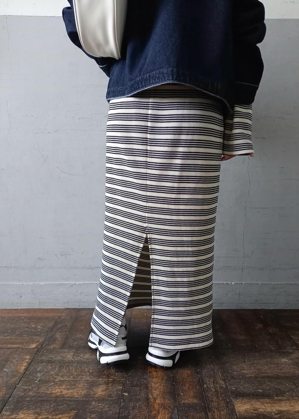 「24SS春の新作、24SS、春アウター、スプリングアウター、Miller for ADAM ET ROPE'、Miller、ミラー、別注、LACOSTE、ラコステ、長袖、デニム、ネイビー、ジャケット、クルーネック」｜「ADAM ET ROPE'の【コットンUSA】デニム カラーレス ルーズ ジャケット / サスティナブル / UNISEX（デニムジャケット、ブルー系）」を使った、touharaさん（レディース・158cm）の春コーディネートの10枚目の写真