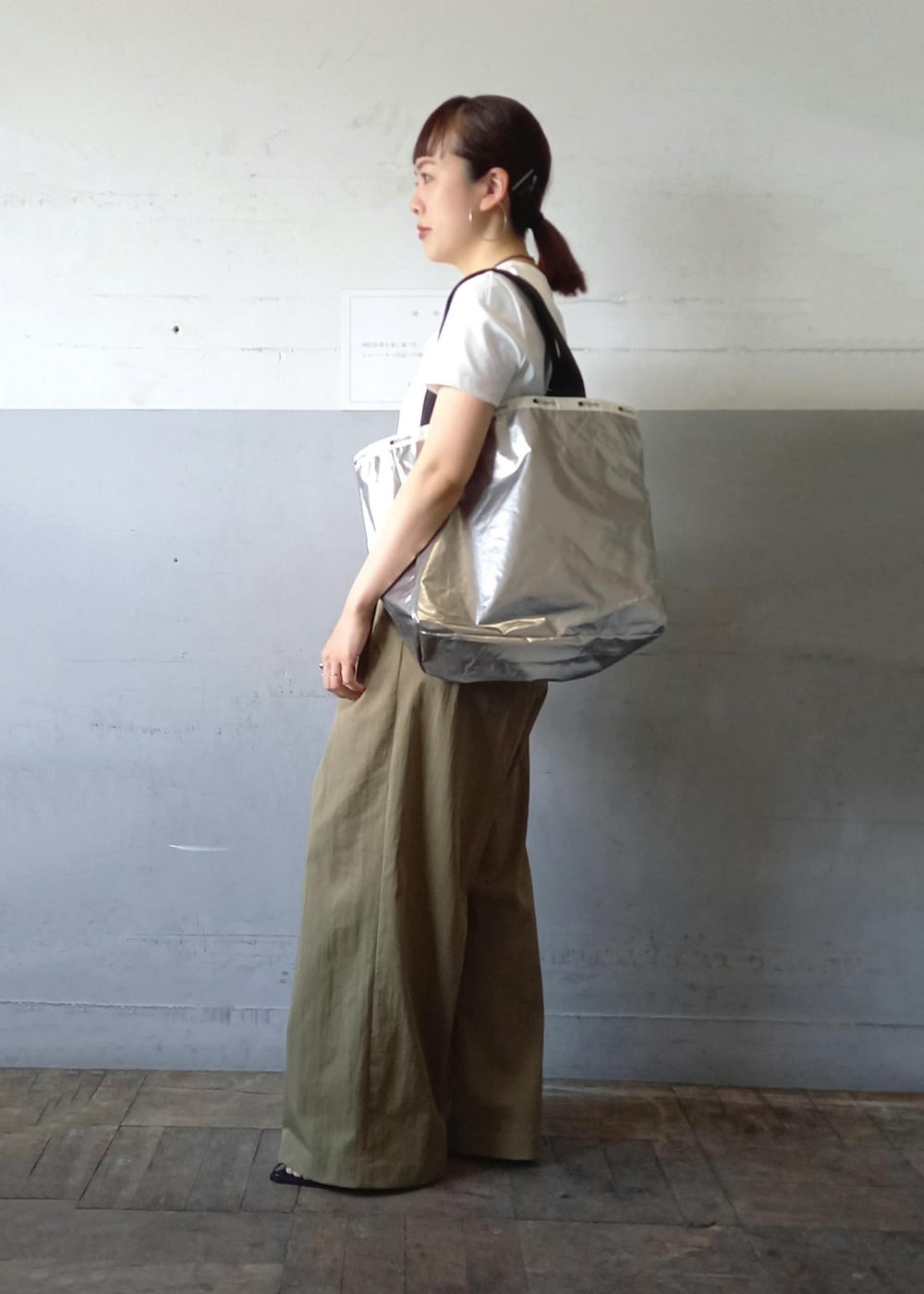 「LeSportsac、レスポートサック、レスポ、別注、リバーシブル、24SS春の新作、24SS、シルバー、トートバッグ、ホワイト、Tシャツ、カットソー、クルーネック、ベージュ、パンツ」｜「ADAM ET ROPE'のナローラインサンダル（サンダル、ブラック系）」を使った、touharaさん（レディース・158cm）の春コーディネートの4枚目の写真