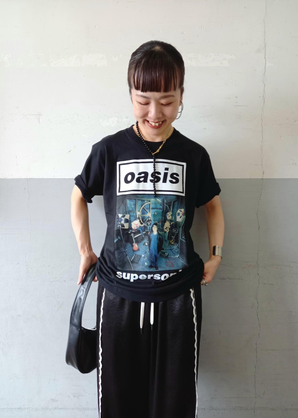 「oasis、オアシス、eo、イオ、夏コーデ、お出かけコーデ、旅行コーデ、フェスコーデ、大人カジュアル、パンツスタイル、体型カバー、ワントーンコーデ、カジュアルコーデ、メンズライク、シンプルコーデ」|「ADAM ET ROPE'のポインテッドウェーブミュール(サンダル、ブラック系)」を使った、touharaさん(レディース・158cm)の夏コーディネートの6枚目の写真