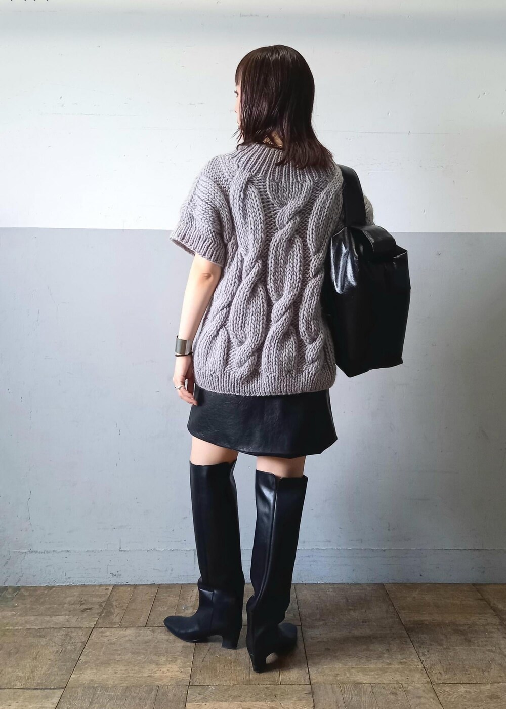「KOTIKA、コチカ、anggae、アンゲ、グレー、ニット、ベスト、ケーブルニット、ブラック、ミニ、膝上丈、ミニ丈、初秋コーデ、秋コーデ、デートコーデ」｜「ADAM ET ROPE'のアジャストミニスカート（スカート、ブラック系）」を使った、touharaさん（レディース・158cm）の夏コーディネートの5枚目の写真