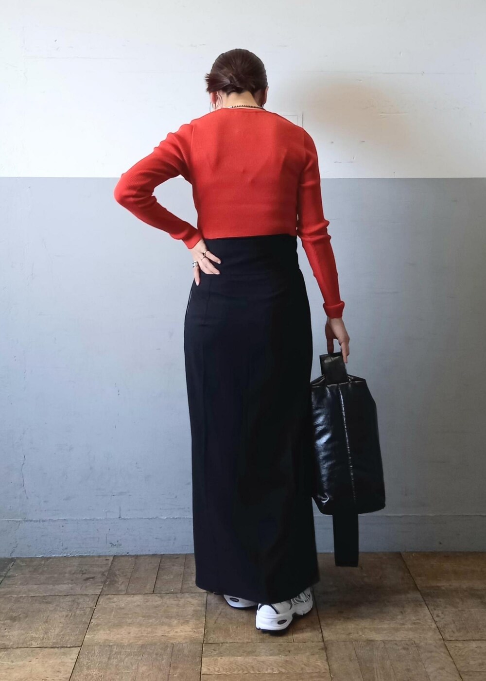 「AURALEE、オーラリー、new balance、ニューバランス、anggae、アンゲ、ブラック、レッド、ニット、長袖、クルーネック、十分丈、ハイウエスト、リブ、スリット」｜「ADAM ET ROPE'の【new balance(ニューバランス)】530（スニーカー、ホワイト系）」を使った、touharaさん（レディース・158cm）の夏コーディネートの4枚目の写真