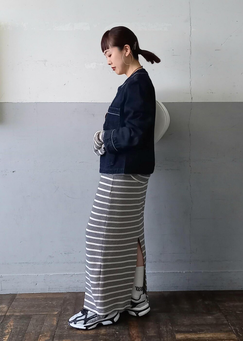「24SS春の新作、24SS、春アウター、スプリングアウター、Miller for ADAM ET ROPE'、Miller、ミラー、別注、LACOSTE、ラコステ、長袖、デニム、ネイビー、ジャケット、クルーネック」｜「ADAM ET ROPE'の【コットンUSA】デニム カラーレス ルーズ ジャケット / サスティナブル / UNISEX（デニムジャケット、ブルー系）」を使った、touharaさん（レディース・158cm）の春コーディネートの3枚目の写真