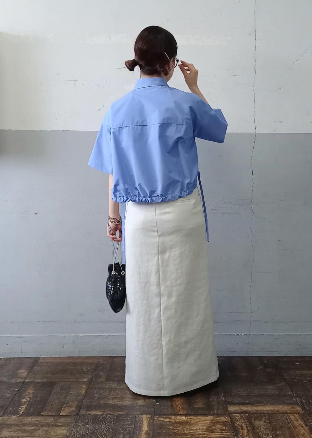 「BIGOTRE、ビゴター、24SS夏の新作、24SS、夏コーデ、ブルー、シャツ、半袖、五分袖、ホワイト、スカート、十分丈、ブラック、サンダル、フラット」|「ADAM ET ROPE'の【BIGOTRE(ビゴター)】PURSE METAL MINI(ハンドバッグ、ブラック系)」を使った、touharaさん(レディース・158cm)の春コーディネートの4枚目の写真
