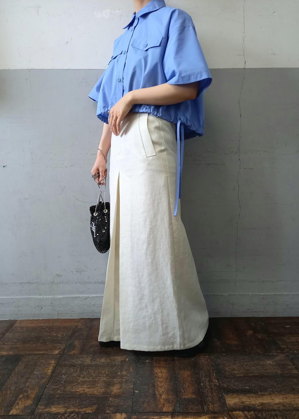 「BIGOTRE、ビゴター、24SS夏の新作、24SS、夏コーデ、ブルー、シャツ、半袖、五分袖、ホワイト、スカート、十分丈、ブラック、サンダル、フラット」|「ADAM ET ROPE'の【BIGOTRE(ビゴター)】PURSE METAL MINI(ハンドバッグ、ブラック系)」を使った、touharaさん(レディース・158cm)の春コーディネートの9枚目の写真