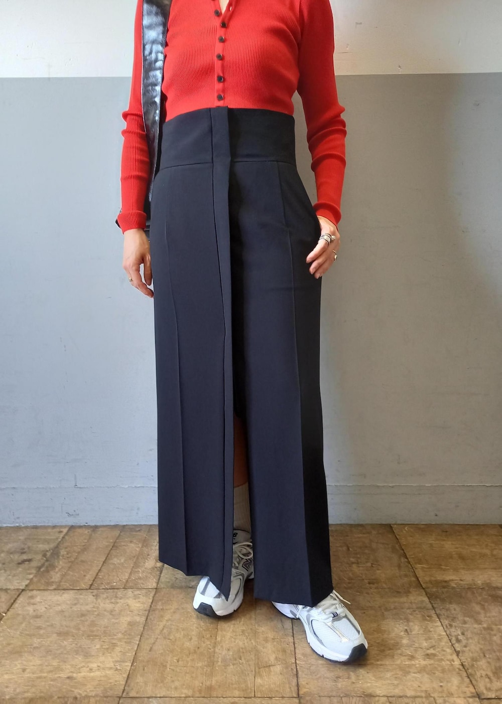 「AURALEE、オーラリー、new balance、ニューバランス、anggae、アンゲ、ブラック、レッド、ニット、長袖、クルーネック、十分丈、ハイウエスト、リブ、スリット」｜「ADAM ET ROPE'の【new balance(ニューバランス)】530（スニーカー、ホワイト系）」を使った、touharaさん（レディース・158cm）の夏コーディネートの9枚目の写真