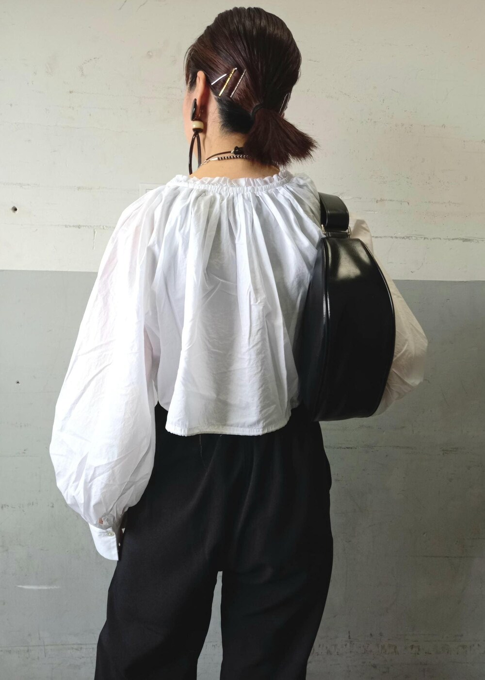 「24SS春の新作、24SS、Gramicci、グラミチ、別注、タンクトップ、ボレロ、Ben Amun、ベンアムン、ネックレス、ホワイト、長袖、ブラウス、ボリュームスリーブ、ブラック」｜「Gramicciの【GRAMICCI for ADAM ET ROPE'】別注2WAY STRETCH  PANTS（その他パンツ、ブラック系）」を使った、touharaさん（レディース・158cm）の春コーディネートの10枚目の写真
