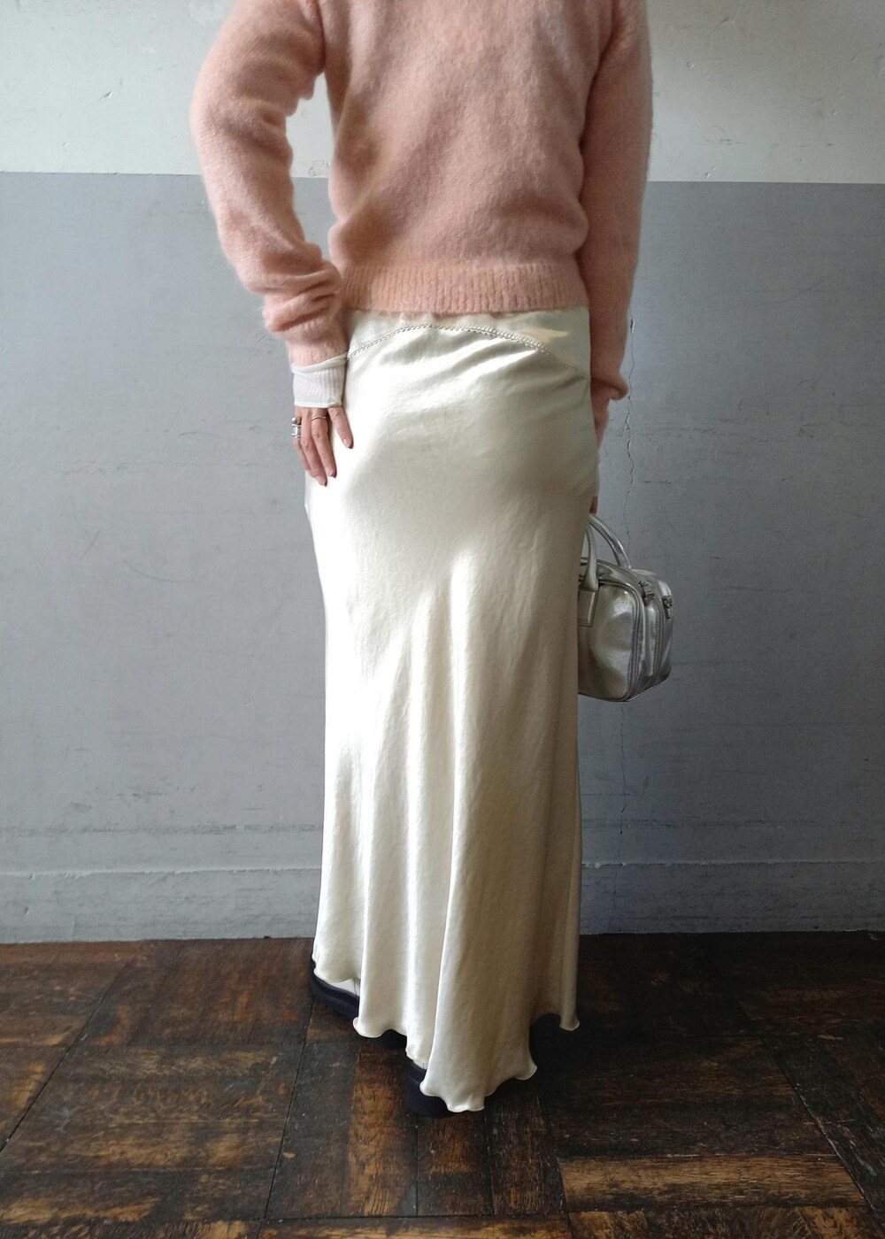 ホワイト系のブーツ、ベージュ系のスカート、ホワイト系のニット/セーターを着用したレディースの冬コーディネートの7枚目の写真