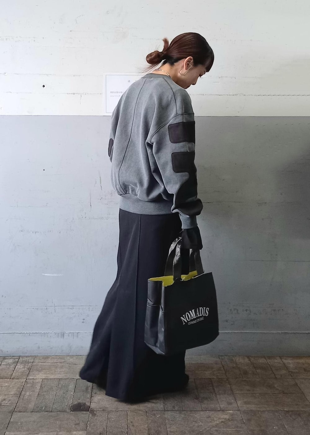 「ラコステ、ノマディス、初春コーデ、春コーデ、お出かけコーデ、旅行コーデ、スポーツミックス、モード、大人カジュアル、レイヤード、スカートスタイル、体型カバー、ワントーンコーデ、モノトーンコーデ、カジュアルコーデ」|「LACOSTEの【LACOSTE for ADAM ET ROPE'】 L003 2K24(スニーカー、ブラック系)」を使った、touharaさん(レディース・158cm)の冬コーディネートの5枚目の写真